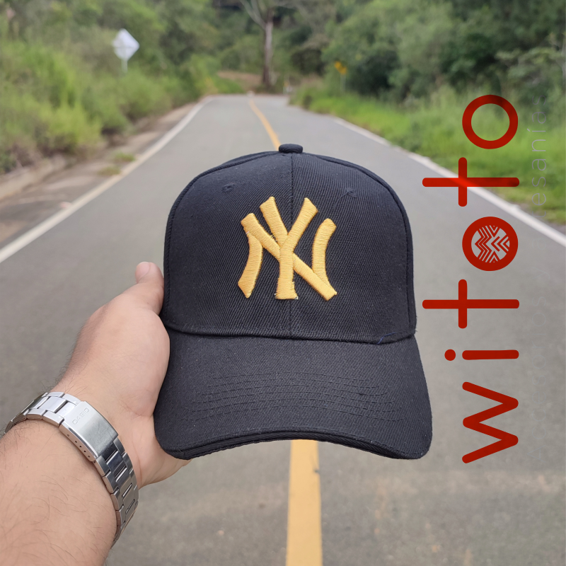 GORRA YANKEES NEGRA LOGO DORADO